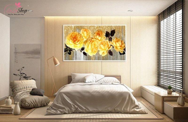 Kích thước tranh nên cân đối với tường phòng ngủ 