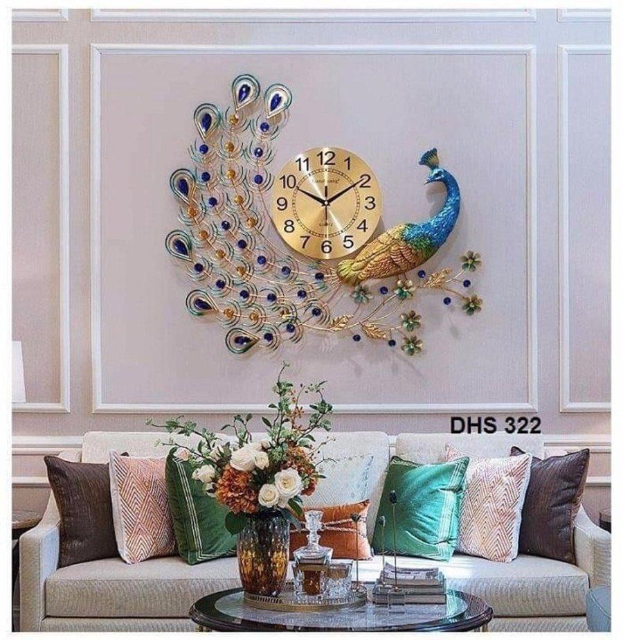 Đồng hồ chim công là chiếc đồng hồ được lấy cảm hứng từ loài chim khổng tước mang vẻ đẹp cao quý với bộ lông đuôi sặc sỡ