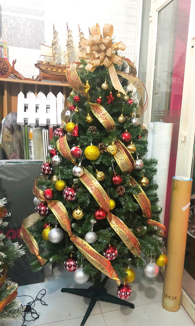 Cây thông Noel 1m8 full phụ kiện mẫu 4