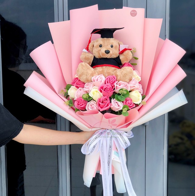 Bó hoa hồng sáp thơm kèm gấu xù không kính