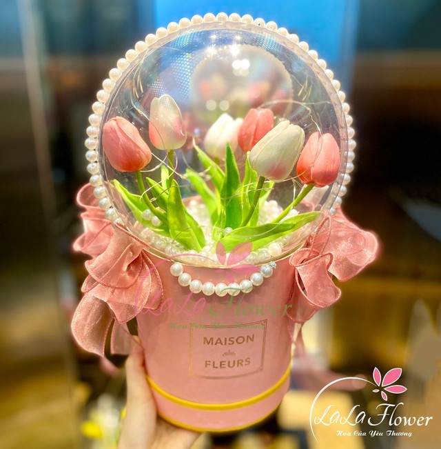 Hộp hoa tulip bong bóng sắc màu rực rỡ kèm đèn led