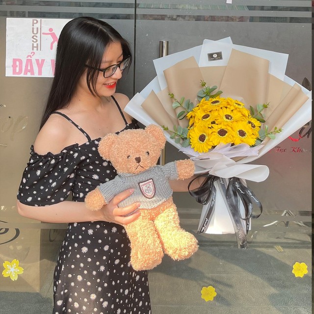 Combo bó hoa hướng dương kèm gấu tốt nghiệp mang áo len