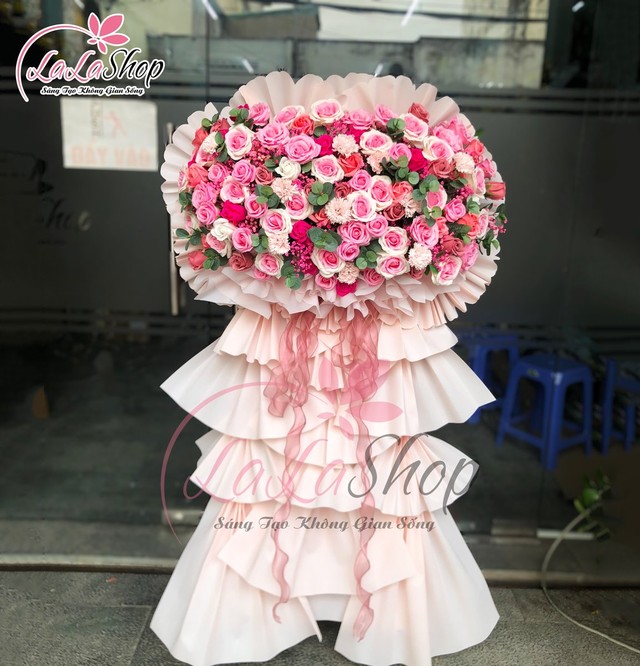 Kệ hoa sáp khai trương sắc hồng ngọt ngào