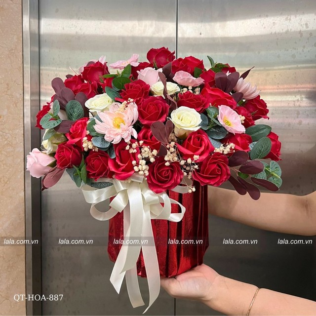 Lẵng hoa sáp thơm để bàn sắc đỏ nồng nàng quà tặng kỷ niệm đẹp