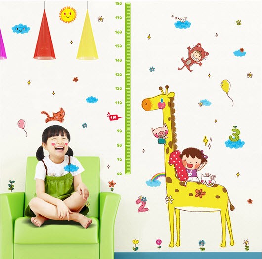 Decal dán tường thước đo bé cưỡi hươu vàng