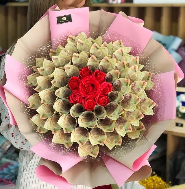 BÓ HOA LÀM BẰNG TIỀN 50 TỜ 10K MIX HOA SÁP ĐỎ