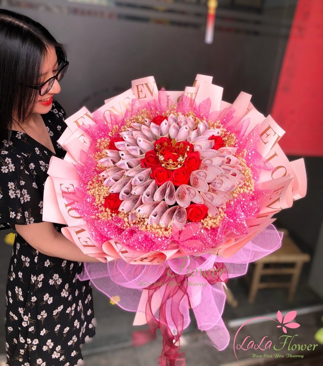 Bó hoa tiền tờ 50k mix hoa sáp thơm ngọt ngào