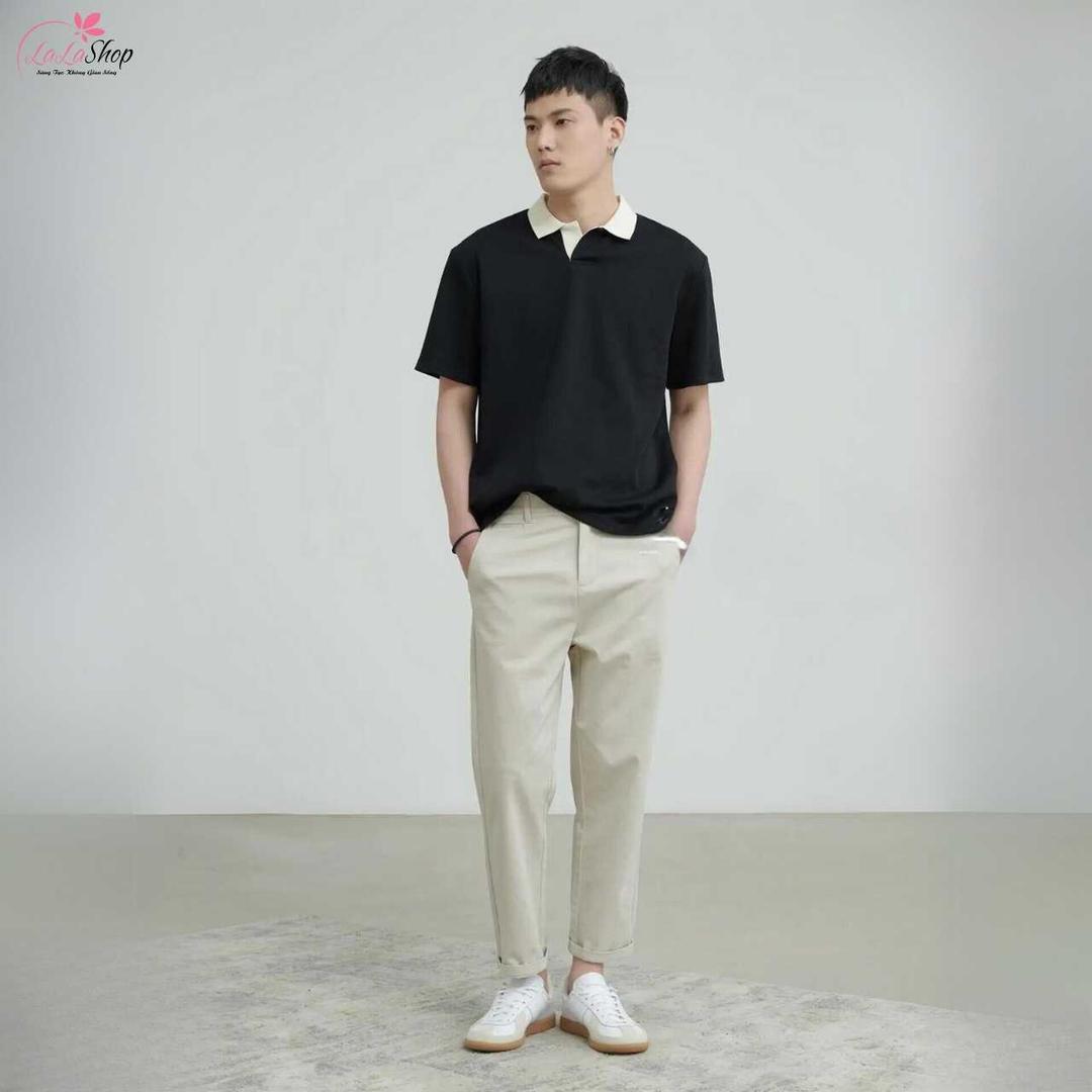 Áo polo có cổ kết hợp với quần kaki là set đồ cho những anh chàng năng động