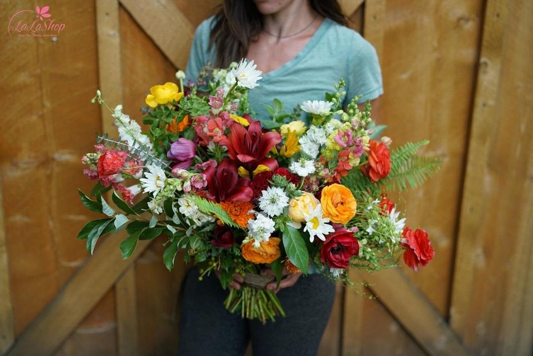 Bạn có thể tặng hoa kèm với món đồ yêu thích khác của mẹ