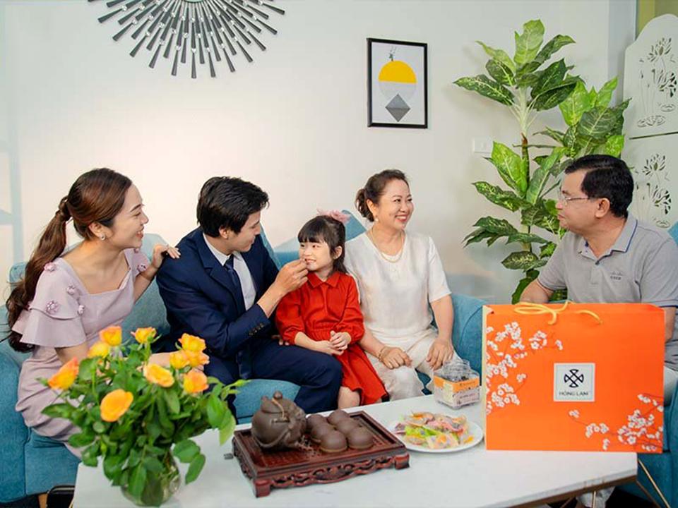 Bạn nên gửi đến gia đình người yêu những lời chúc tốt đẹp nhất bên cạnh món quà