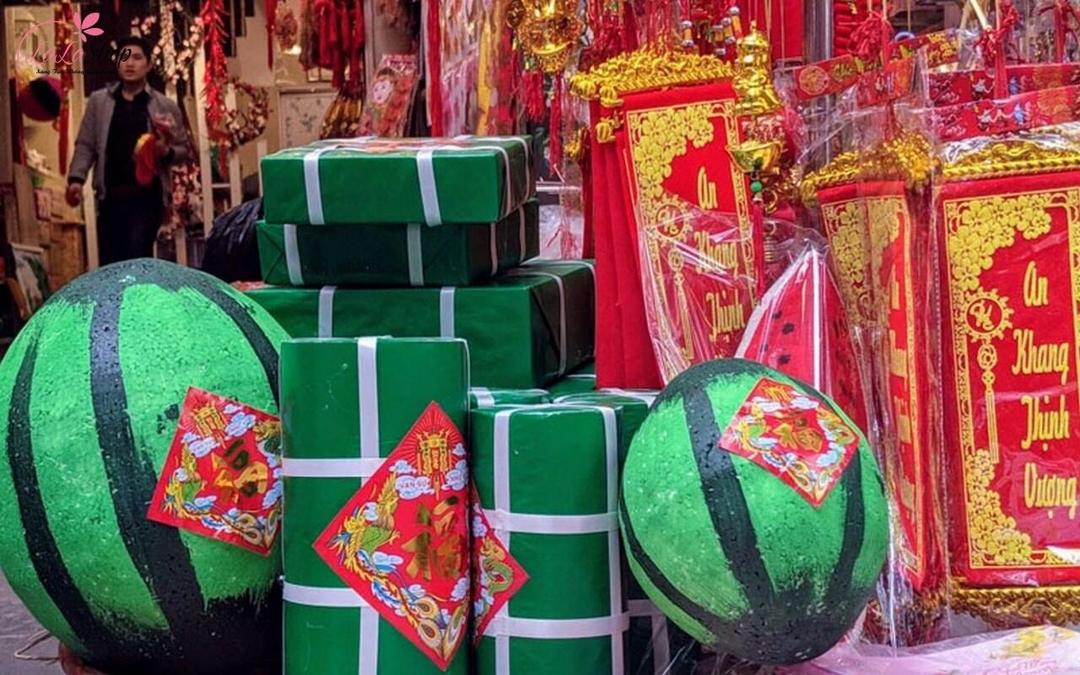 Bánh chưng, dưa hấu và các dây rau củ là những biểu tượng truyền thống của ngày Tết