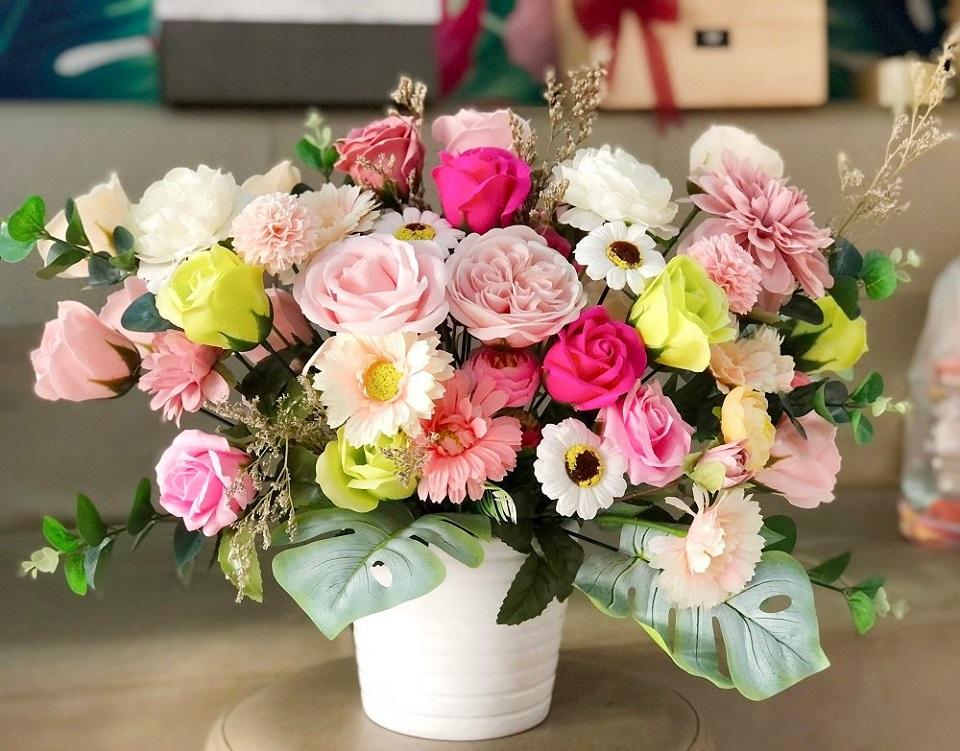 Vẻ đẹp của bình hoa sáp thơm mang đến cho không gian phòng ngủ sự lãng mạn, sang trọng