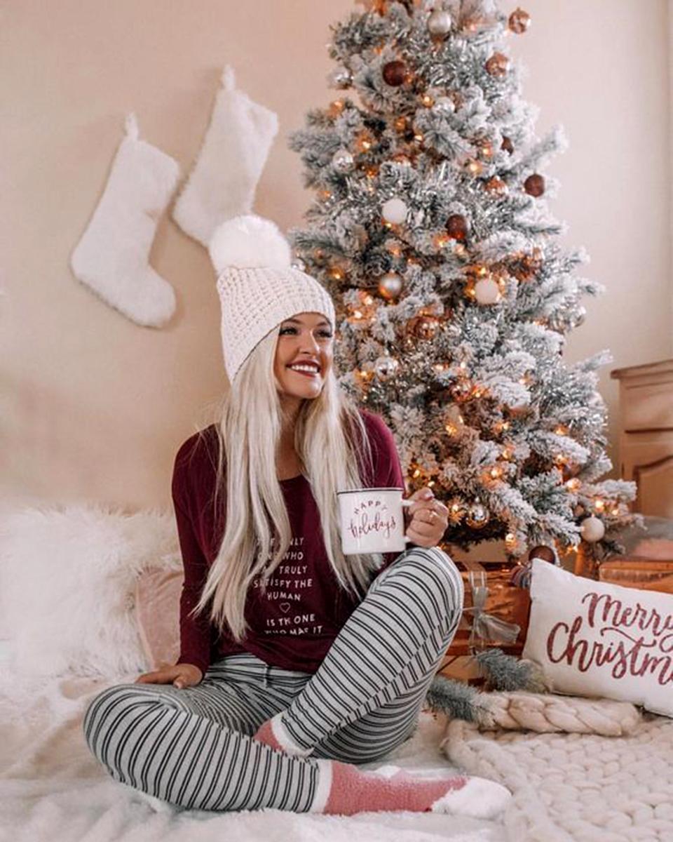 Bức ảnh thu hút nghìn like bởi vẻ đẹp tự nhiên của bạn nữ bên cạnh cây thông