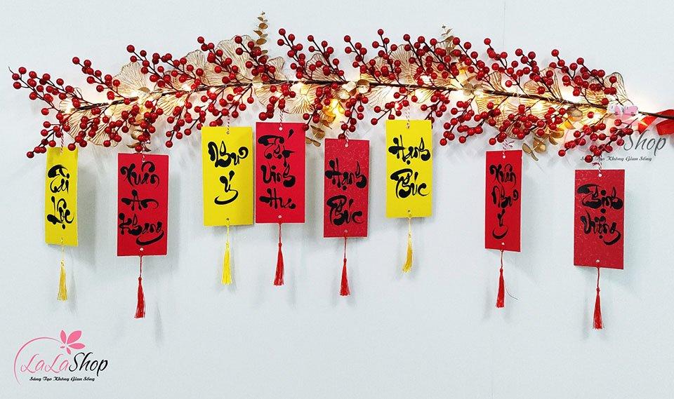 Thú vui tao nhã của người xưa nhưng đầy ý nghĩa khi bạn chọn câu đối chúc Tết để trang trí cây mai, cây đào hoặc cây quất