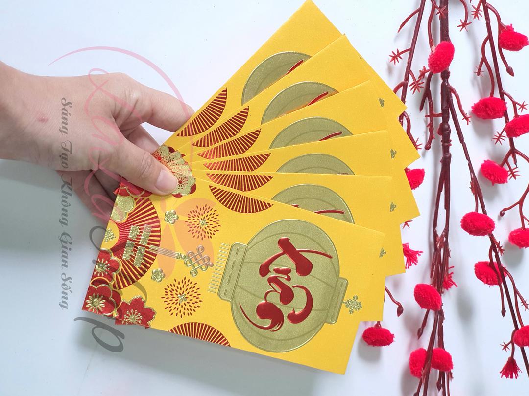 Ngày Tết không thể thiếu bao lì xì nên bạn có thể trang trí lên cây mà bạn yêu thích