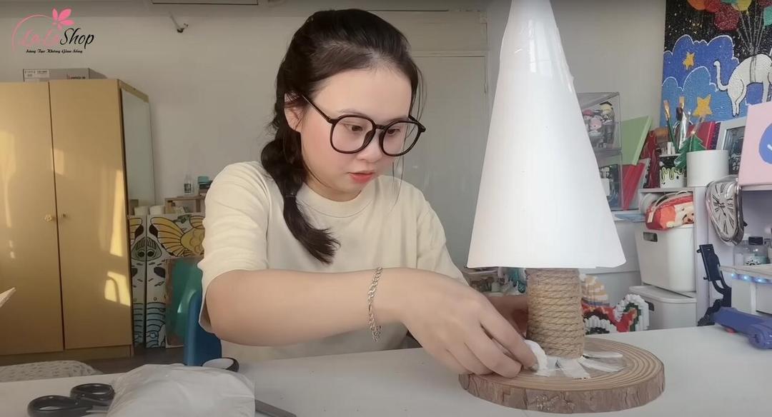 Cuốn giấy bìa thành hình chóp nón