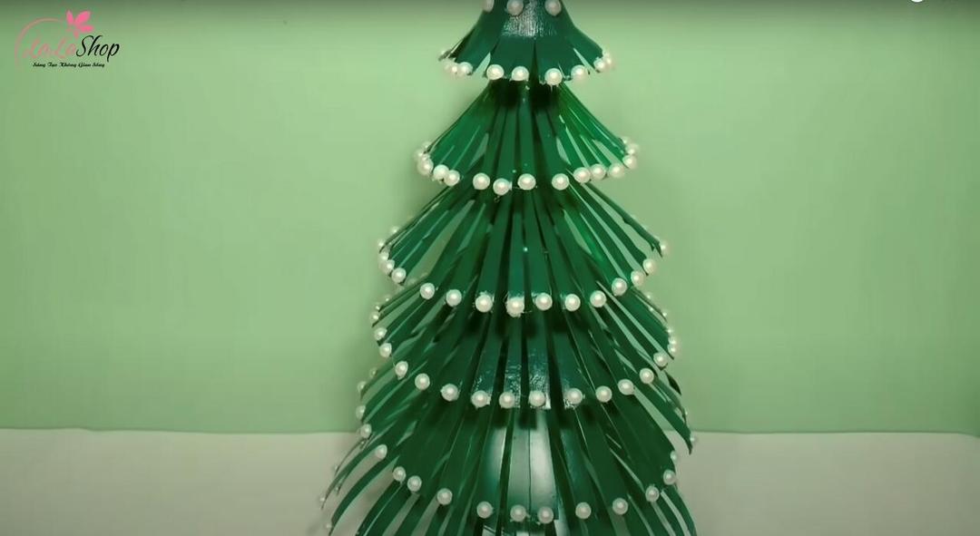 Dán hạt nhựa để cây thông đẹp hơn