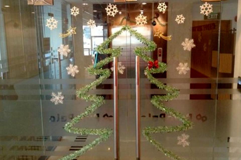 Dây kim tuyến khá được ưa chuộng khi trang trí lên kính mùa Noel