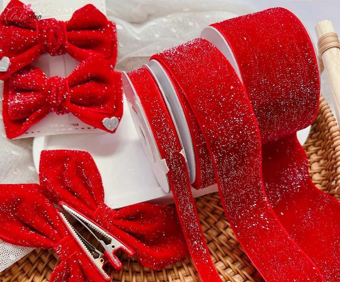Dây ruy băng có thể được sử dụng để tạo điểm nhấn quanh cây thông Noel