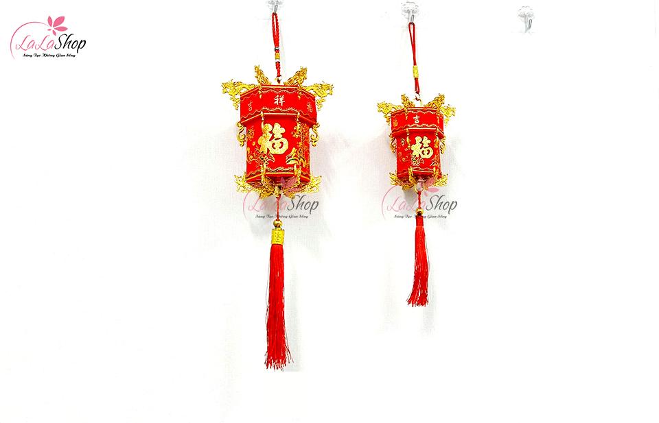 Đèn lồng là phụ kiện trang trí không thể thiếu trên cây mai, đào hay quất ngày xuân