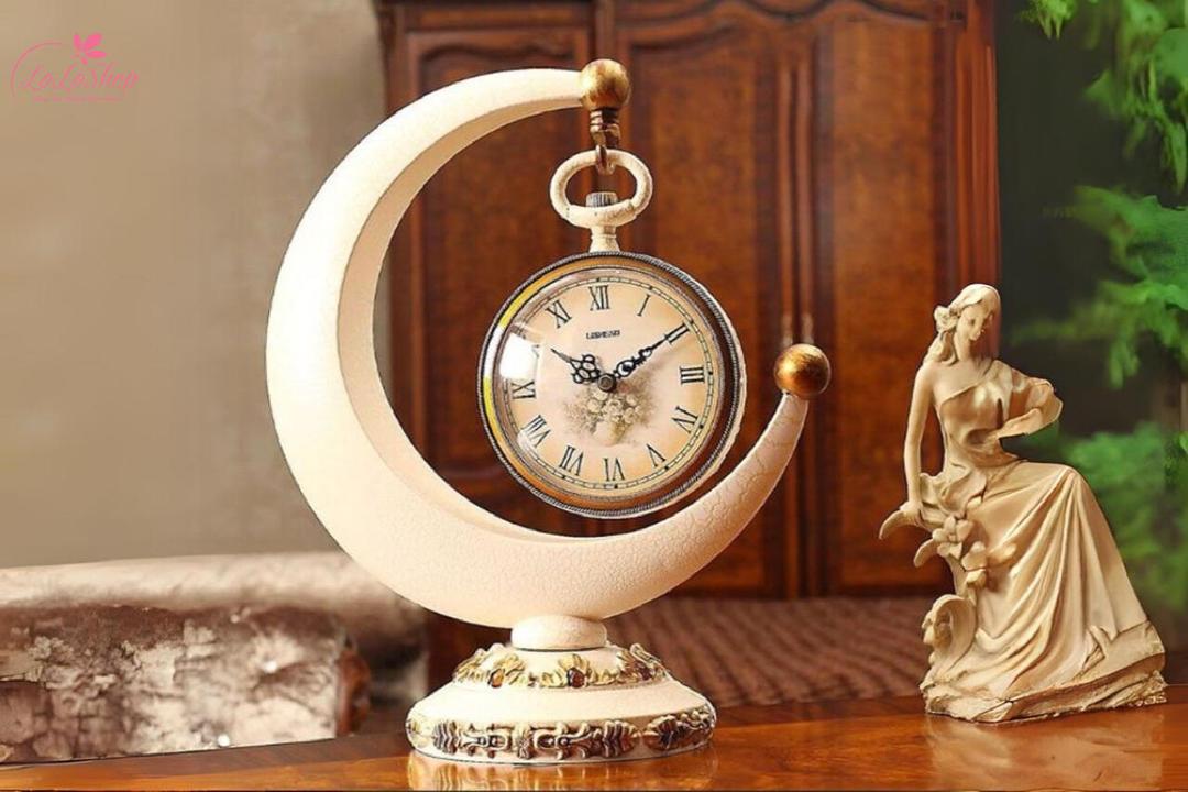Đồng hồ để bàn là món quà thực tế có thể tận dụng để xem giờ và trang trí