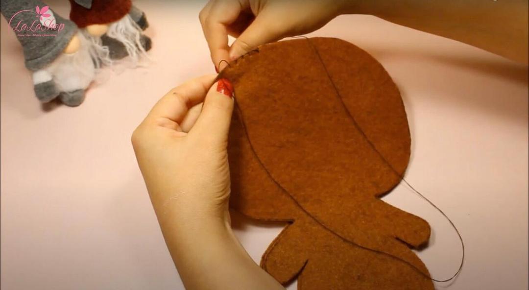 Dùng chỉ nâu để khâu ráp hai mảnh lại với nhau