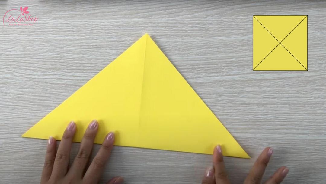 Gấp đôi giấy thành hình tam giác