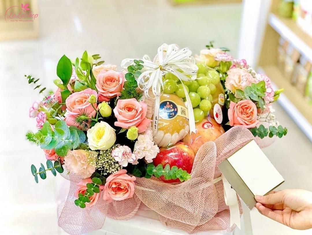 Giỏ quà với các loại trái cây tốt cho mẹ sẽ là món quà 8/3 tuyệt vời