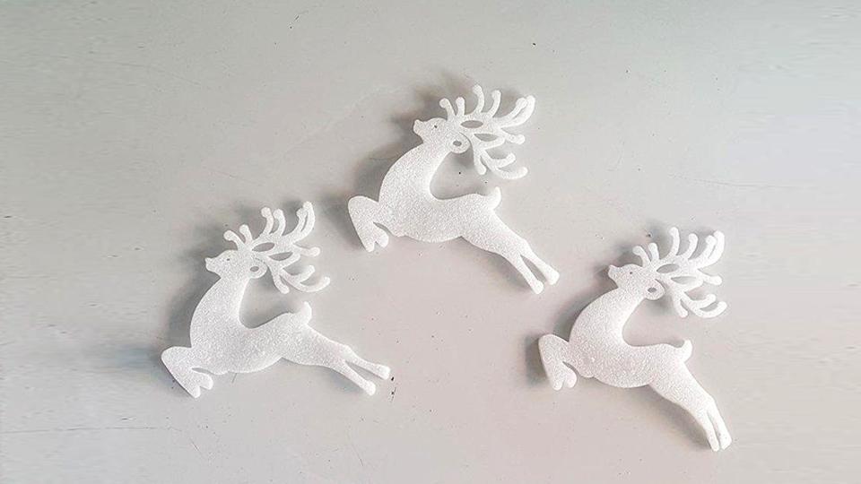 Hình ảnh chú tuần lộc trang trí cửa kính độc đáo và ấm áp mùa Giáng sinh