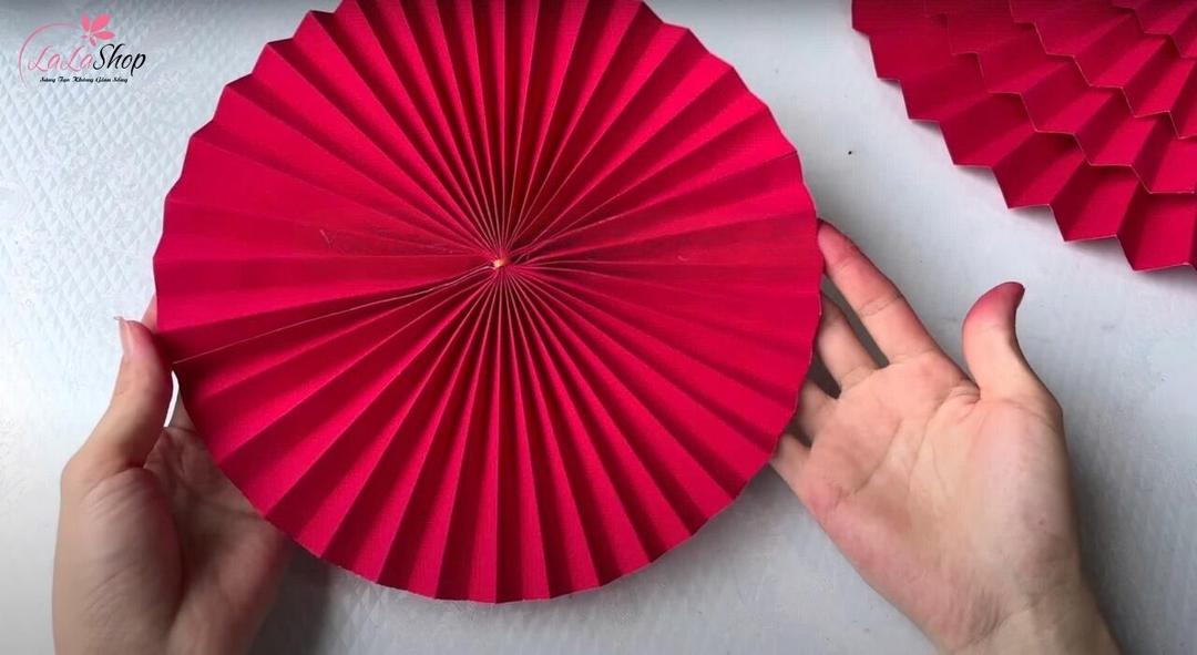 Kết hợp 2 mảnh quạt bán nguyệt để tạo ra quạt tròn