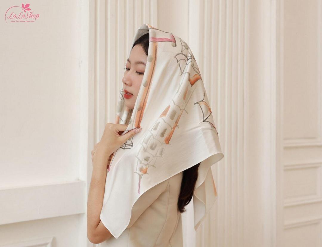 Khăn choàng là phụ kiện thời trang sang trọng, phù hợp với những bộ áo dài truyền thống