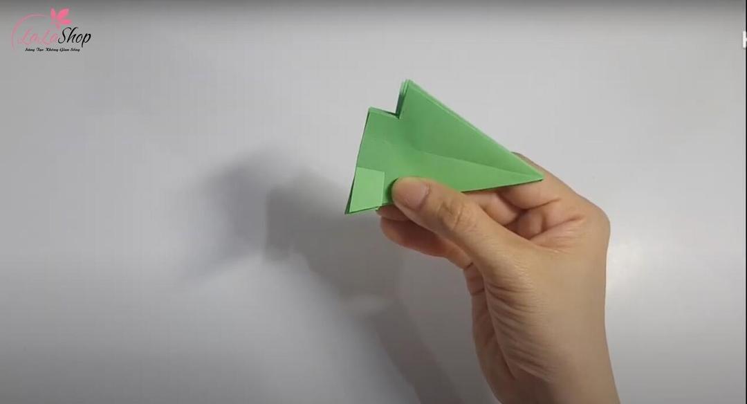 Làm thêm 1 hình tam giác và cắt hình mũi tên