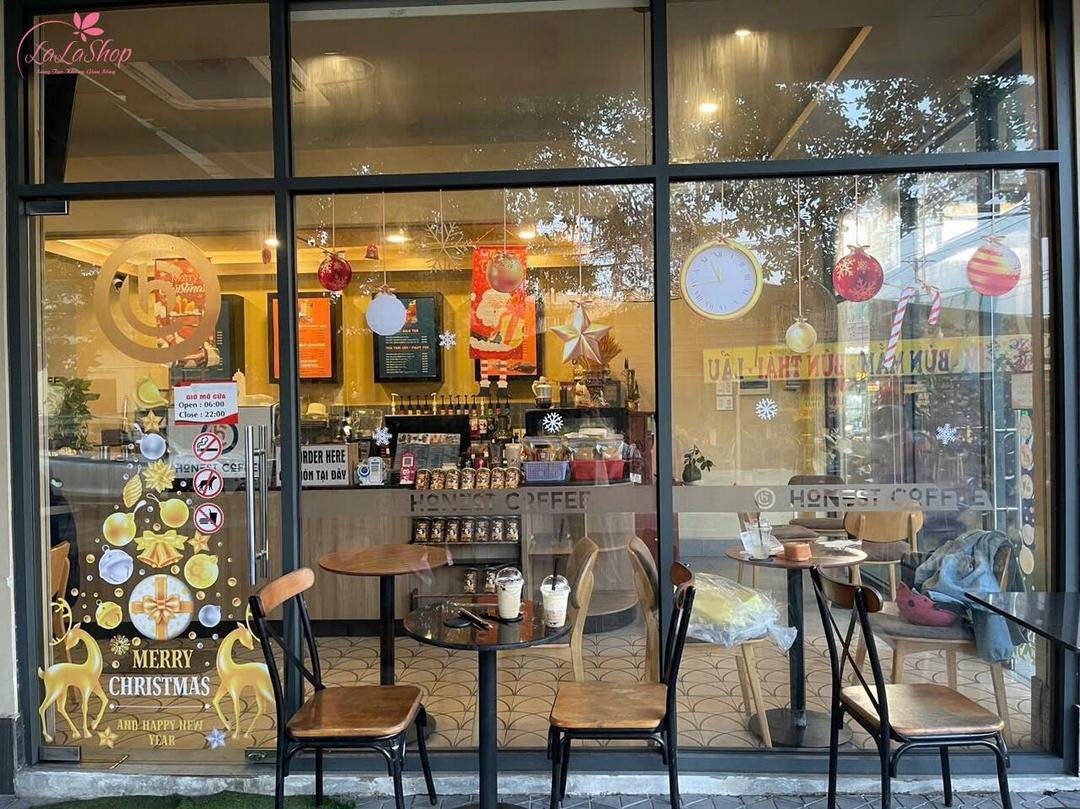 Mặt tiền trang trí Honest Coffee Noel