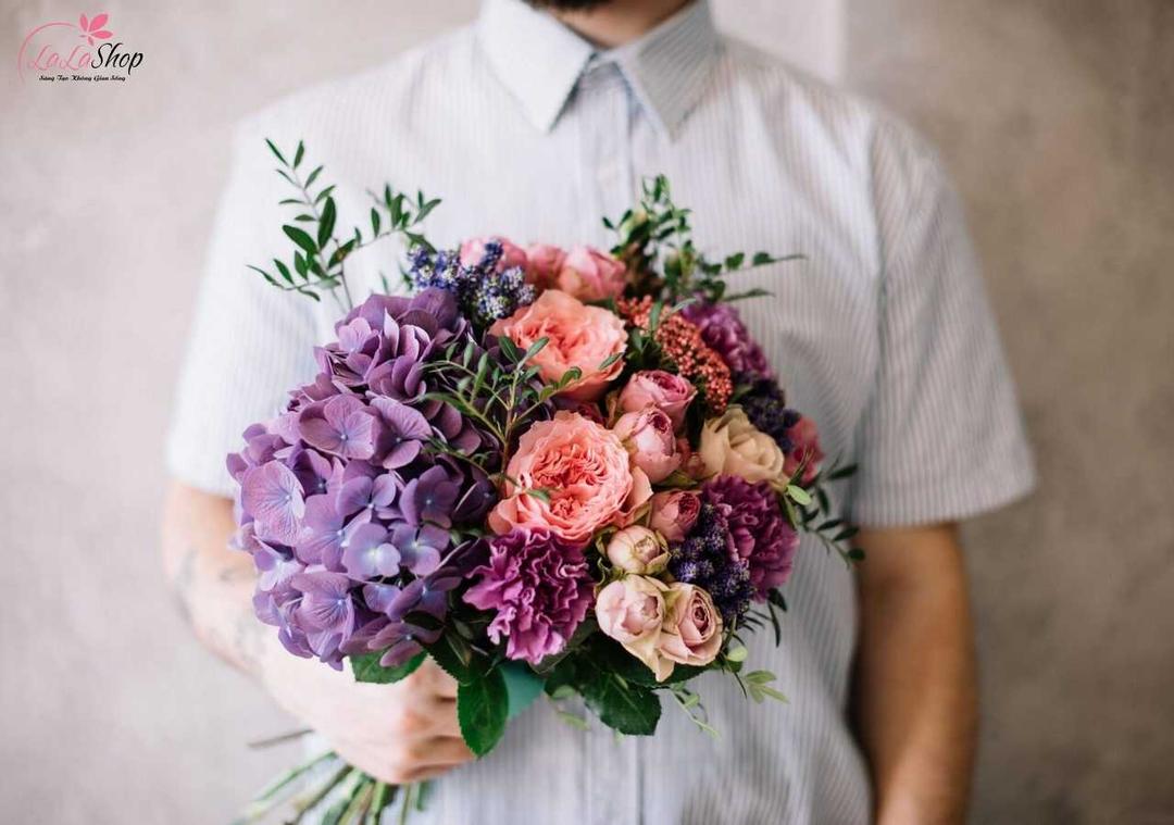 Một bó hoa gọn gàng và cân đối sẽ phù hợp để tặng nam giới