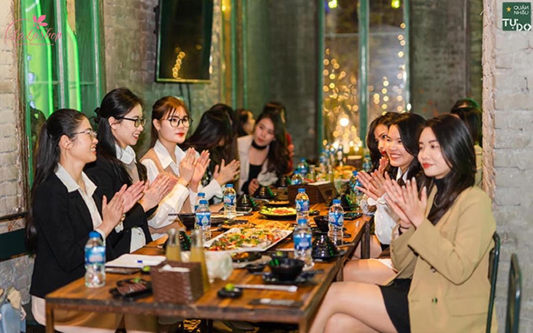 Một bữa tiệc nhỏ là cách tuyệt vời để tạo không khí vui vẻ và gắn kết giữa các thành viên