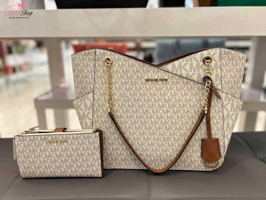 Một chiếc túi xách đẹp và chất lượng sẽ là món quà lý tưởng cho mẹ