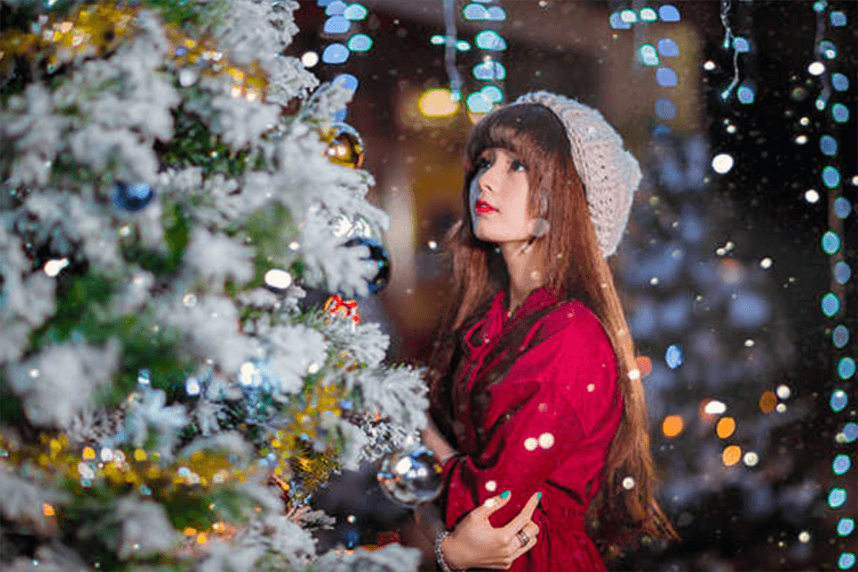 Một trong những tư thế chụp ảnh đẹp, tạo dáng bên cây thông thu hút nghìn like