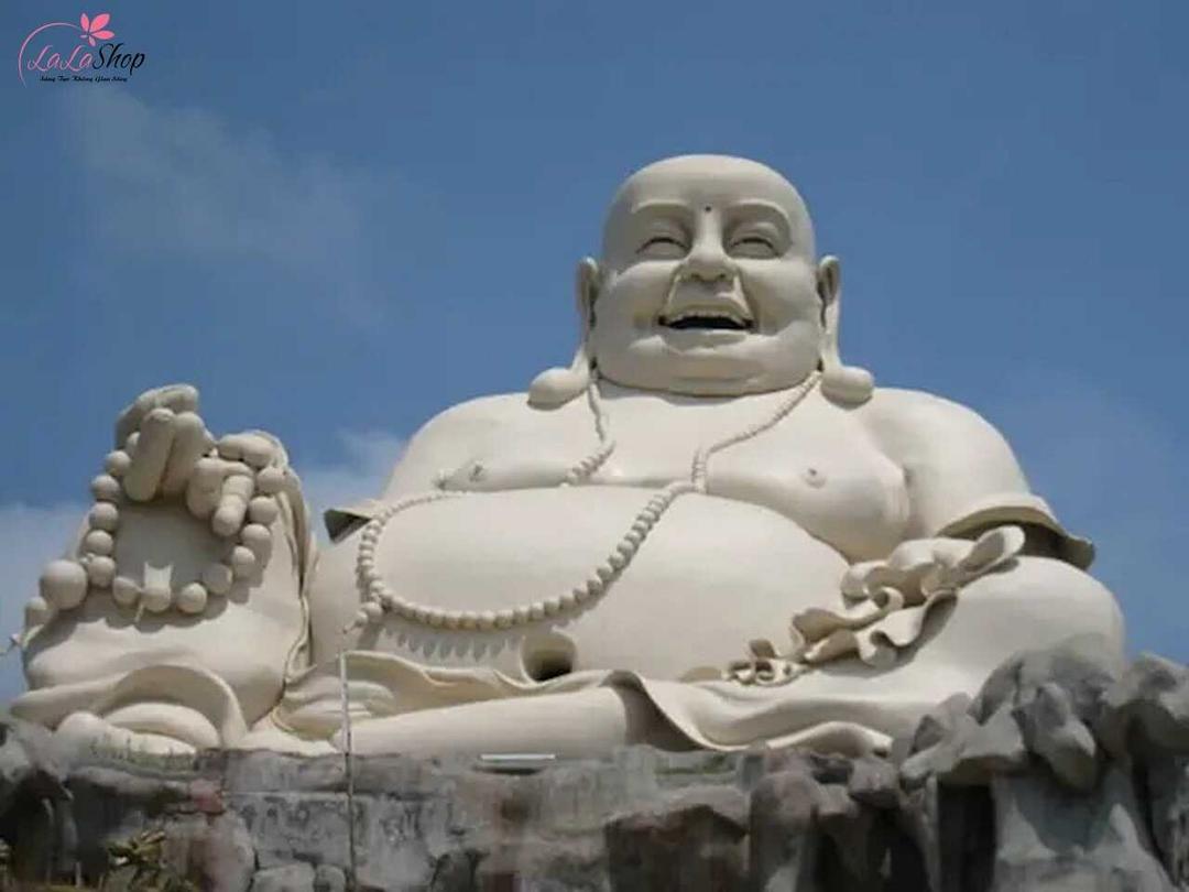 Ngài tu tập hạnh Từ bi tam muội, luôn tỏa ánh sáng của tình thương yêu rộng lớn