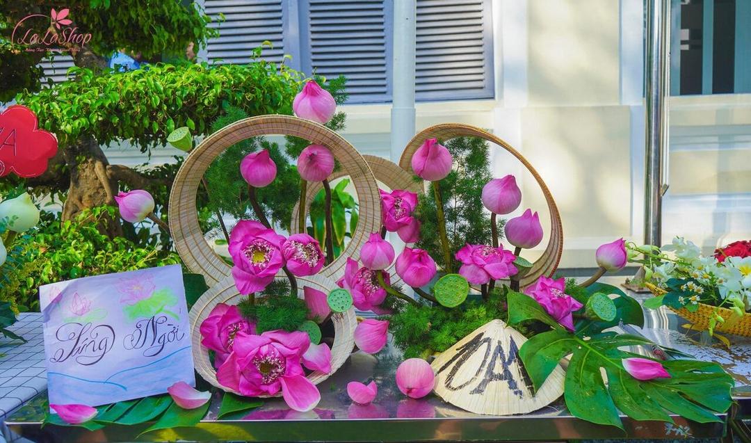 Ngày Quốc tế phụ nữ là dịp để mọi người thể hiện sự khéo léo của mình qua cuộc thi cắm hoa