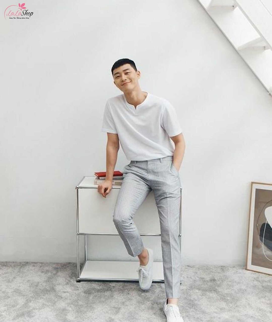 Phối đồ dự lễ tốt nghiệp cho nam với áo thun trắng và quần tây