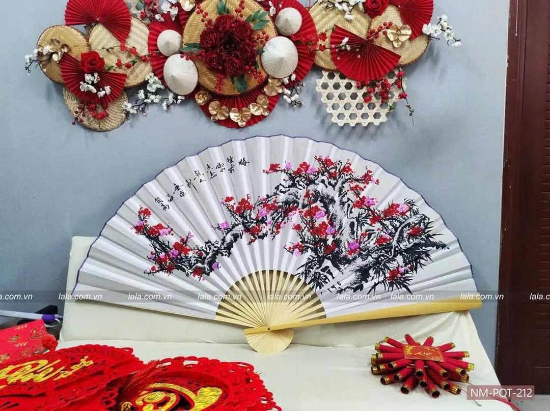 Quạt giấy mang đến màu sắc rực rỡ cho không gian Tết