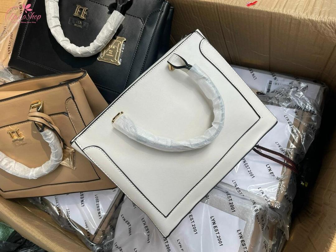 Tặng mẹ một chiếc túi xách để tiện mang theo vật dụng cần thiết khi ra ngoài