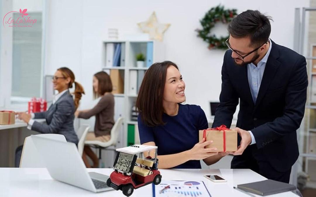 Tặng quà 8/3 cho sếp và đồng nghiệp nữ là việc làm cần thiết trong môi trường công sở