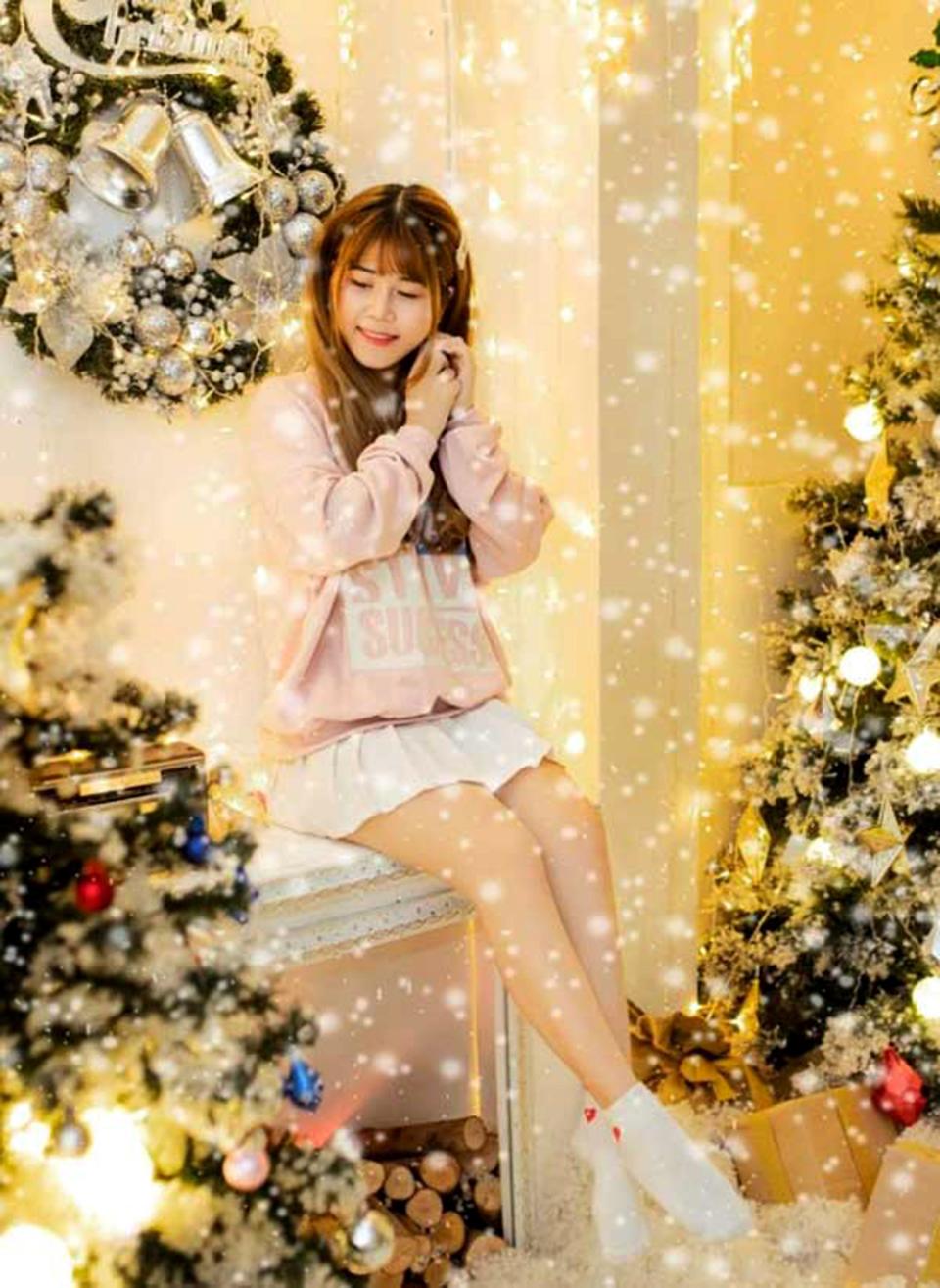 Tạo dáng đẹp của bạn nữ khi chụp ảnh bên cây thông noel