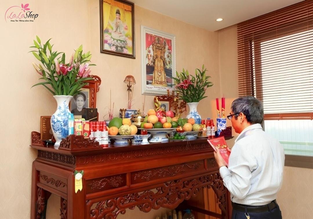 Thế hệ con cháu thường trang trí bàn thờ gia tiên để tưởng nhớ người thân