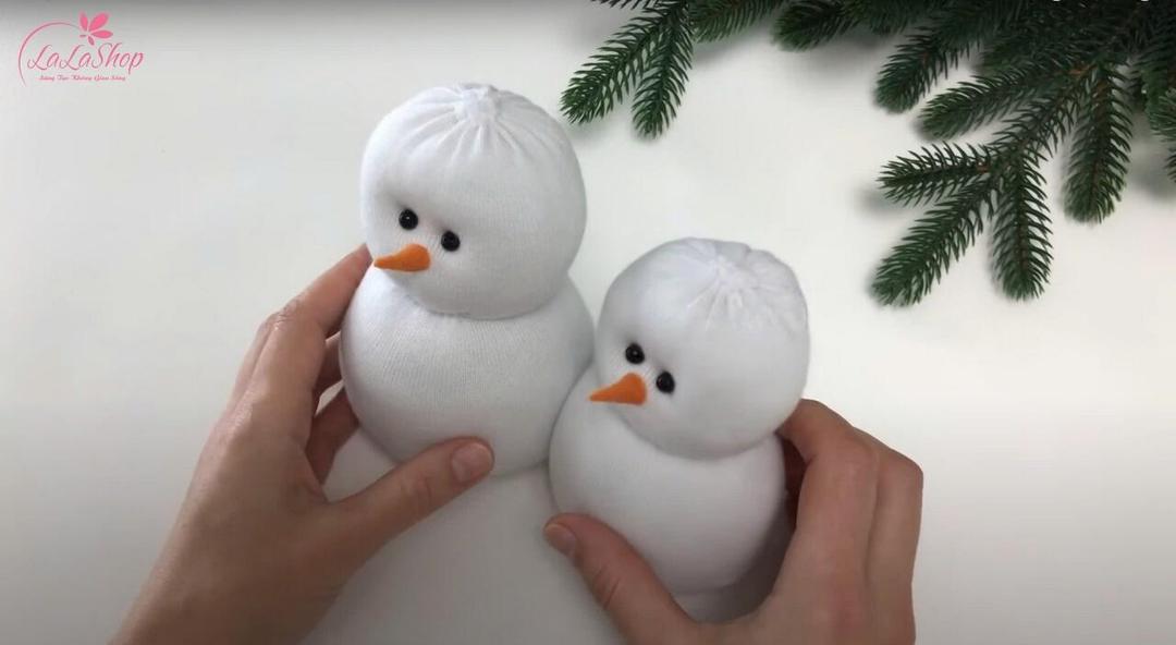 Thêm mắt và mũi cho người tuyết