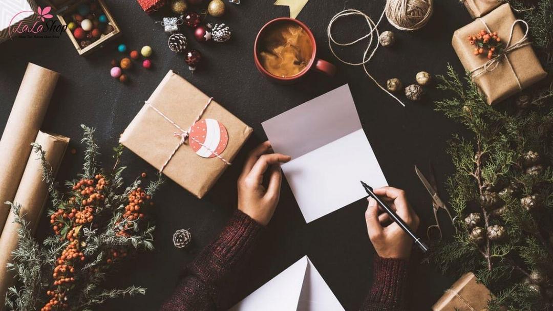 Thư tay, thiệp mừng sẽ giúp món quà thêm phần ý nghĩa