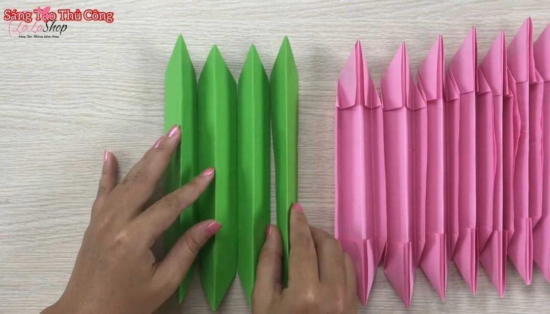 Thực hiện với tất cả giấy màu xanh và màu hồng