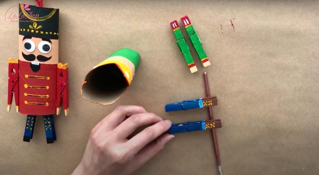 Tô màu cho lõi giấy và kẹp quần áo