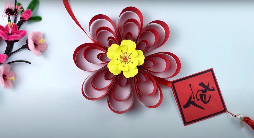 Trang trí để hoàn thành dây treo Tết